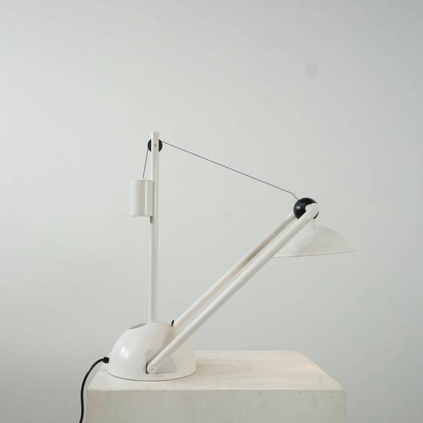 Counterweight post modern table lamp