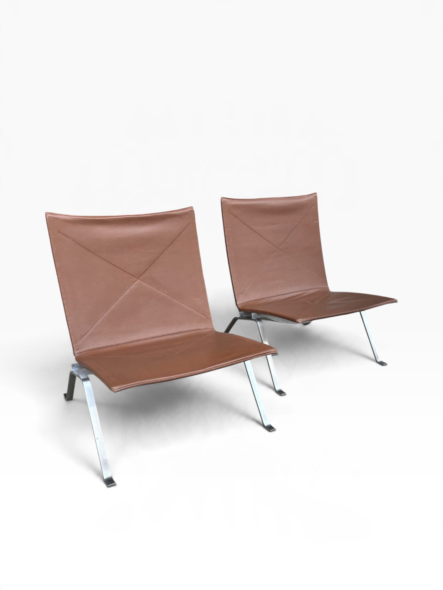 Set of 2 brown PK22 lounge chairs by Poul Kjaerholm