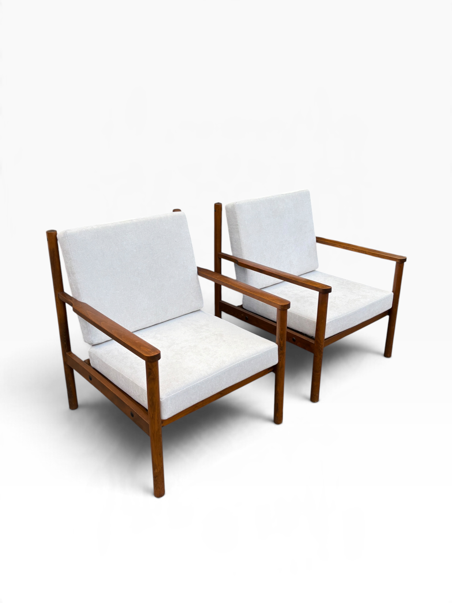 Set of 2 Italian armchairs.