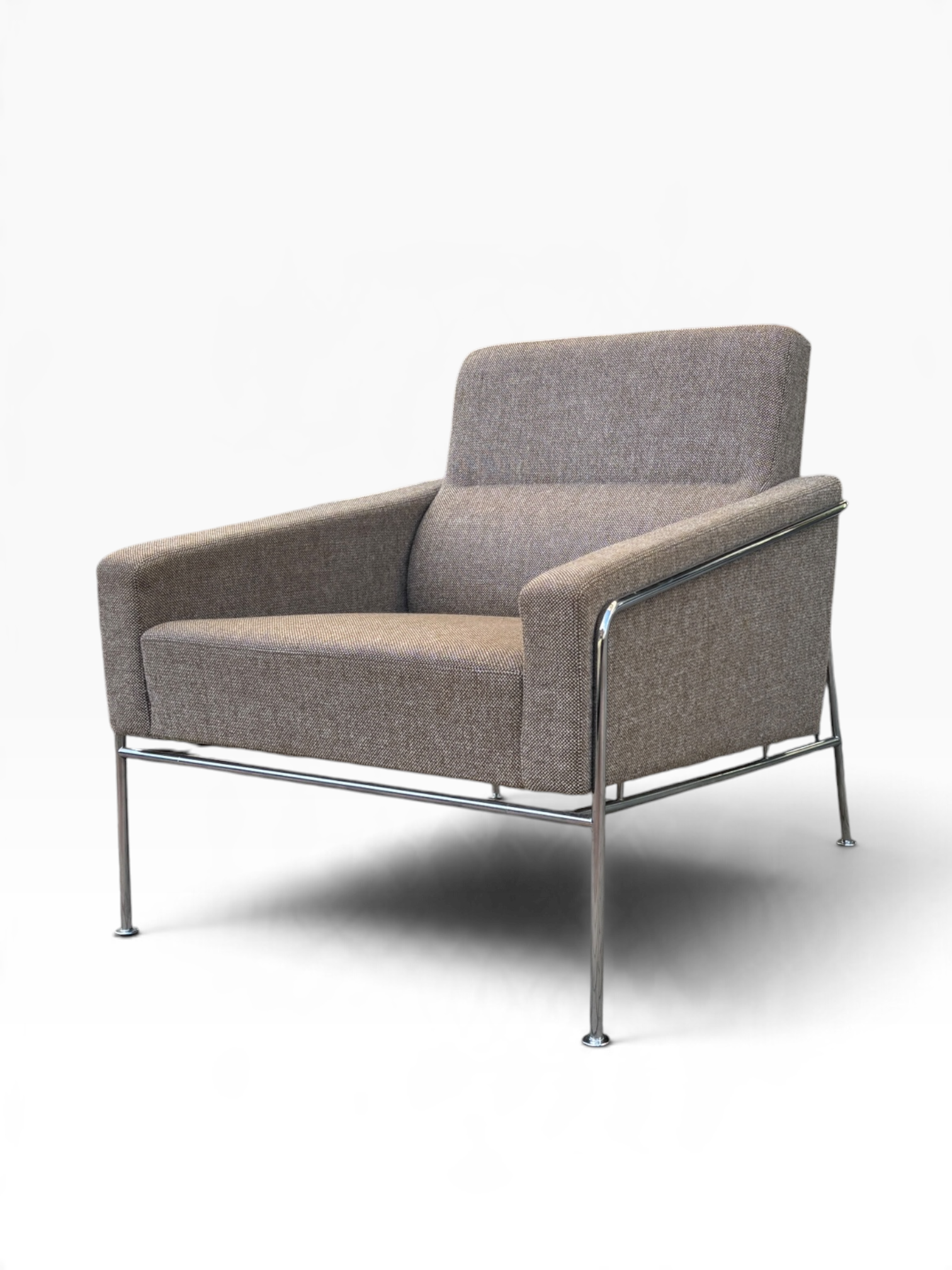 Mod. 3300 lounge chair by Arne Jacobsen for Fritz Hansen
