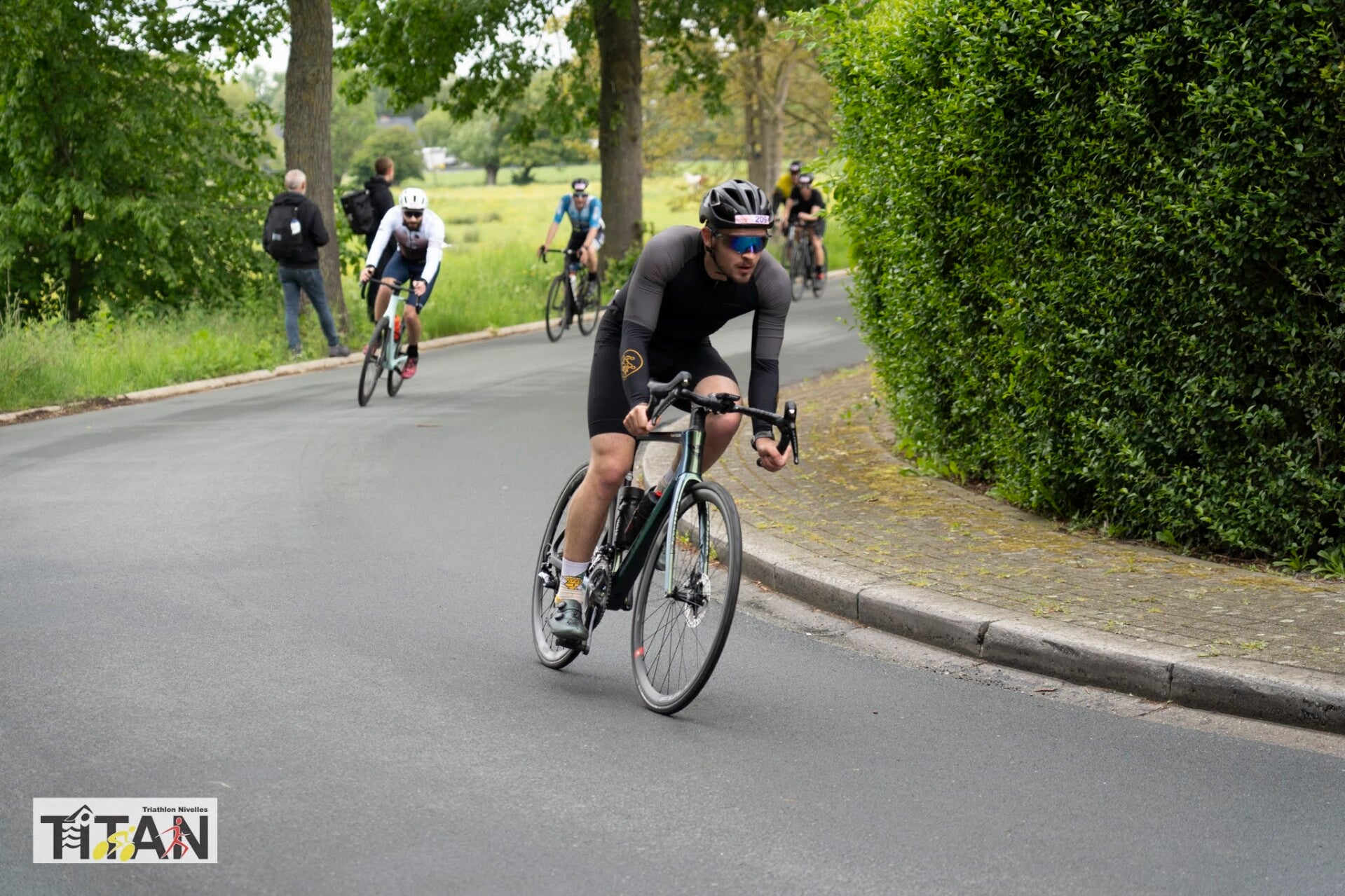 Triathlète en coaching sur le parcours vélo du Triathlon de Seneffe