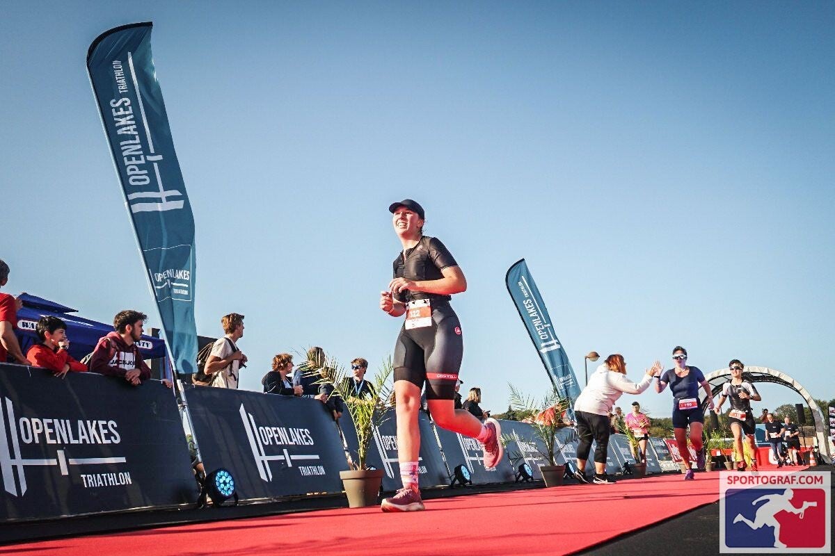 Elève en coaching triathlon heureuse d'atteindre ses objectifs sportifs