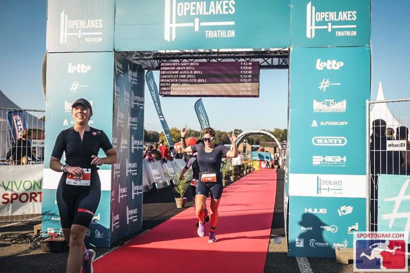 Triathlète utilisant le matériel à avoir immédiatement après la course