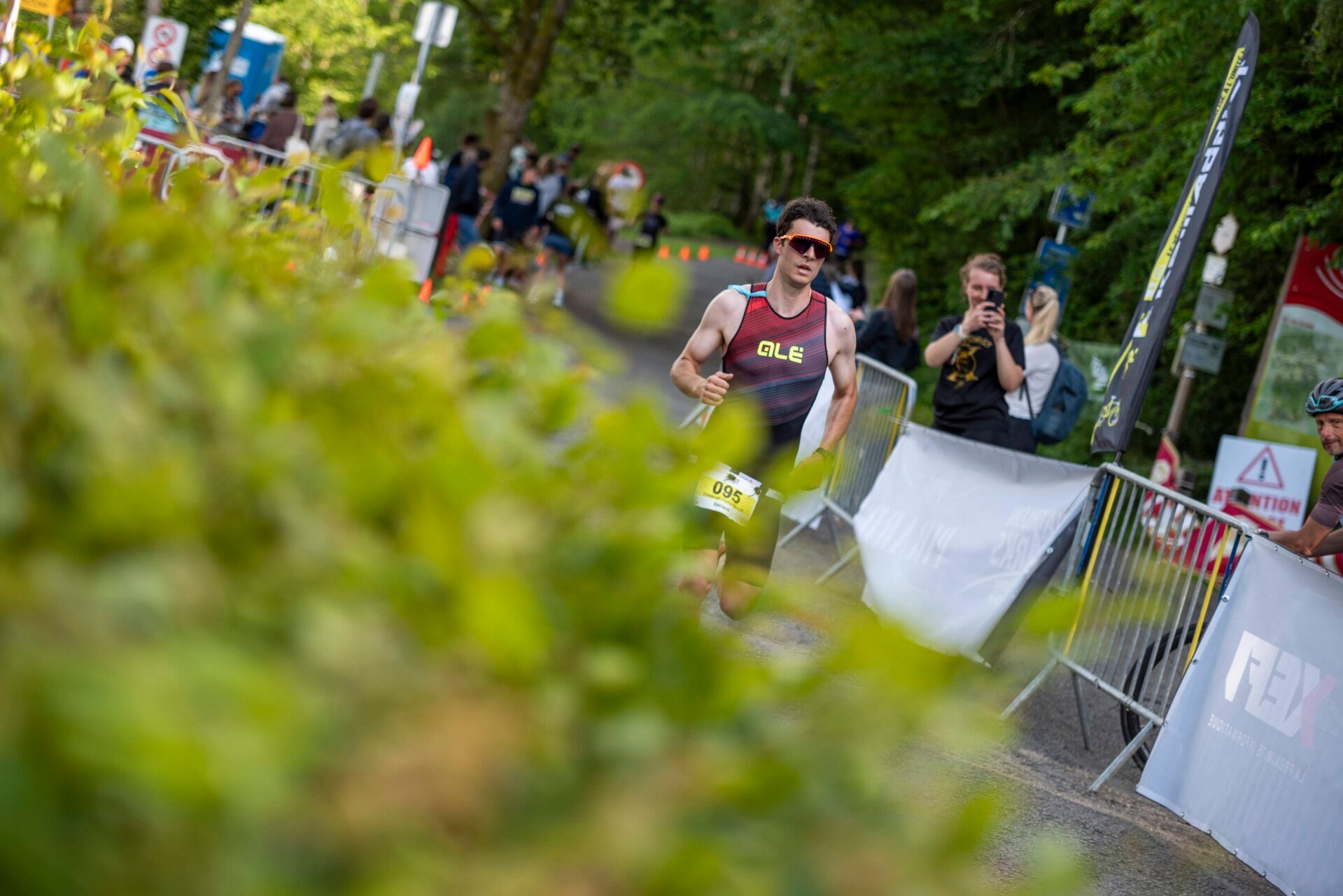 Famille venue encourager deux triathlètes débutantes en coaching