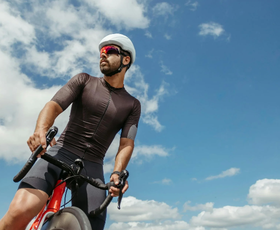 Athlète pratiquant le vélo