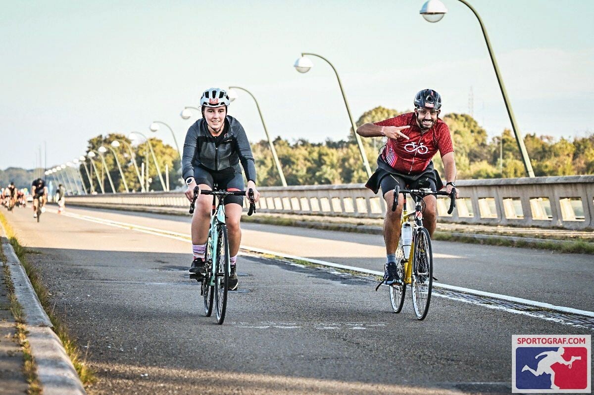 Deux athlètes jeunes et débutants à vélo lors d'un triathlon
