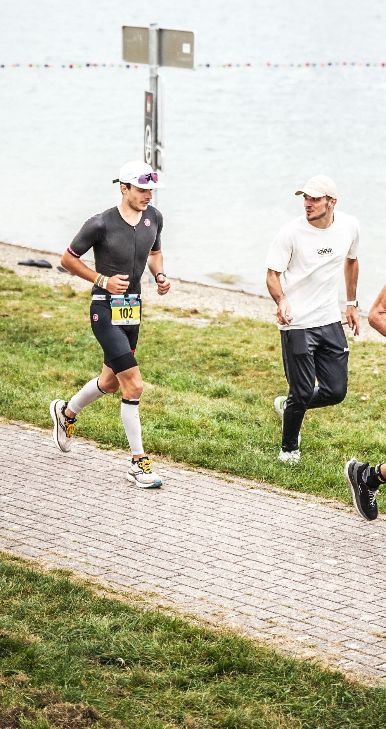 Deux triathlètes du coaching qui s'encouragent