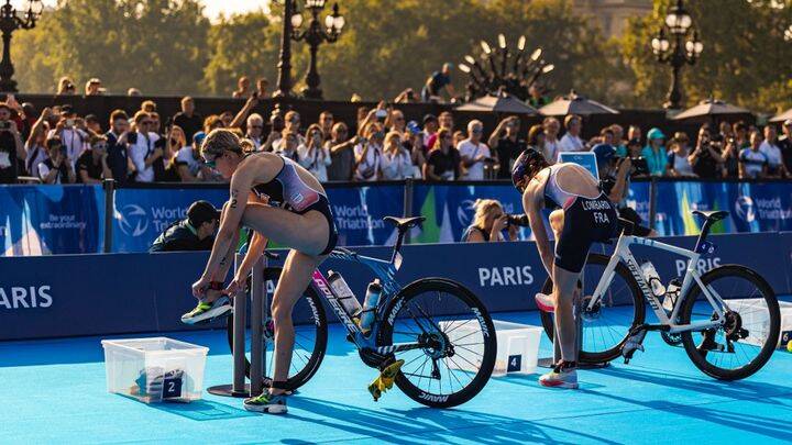 Triathlètes préparant leur bac à transition sur conseils du coach