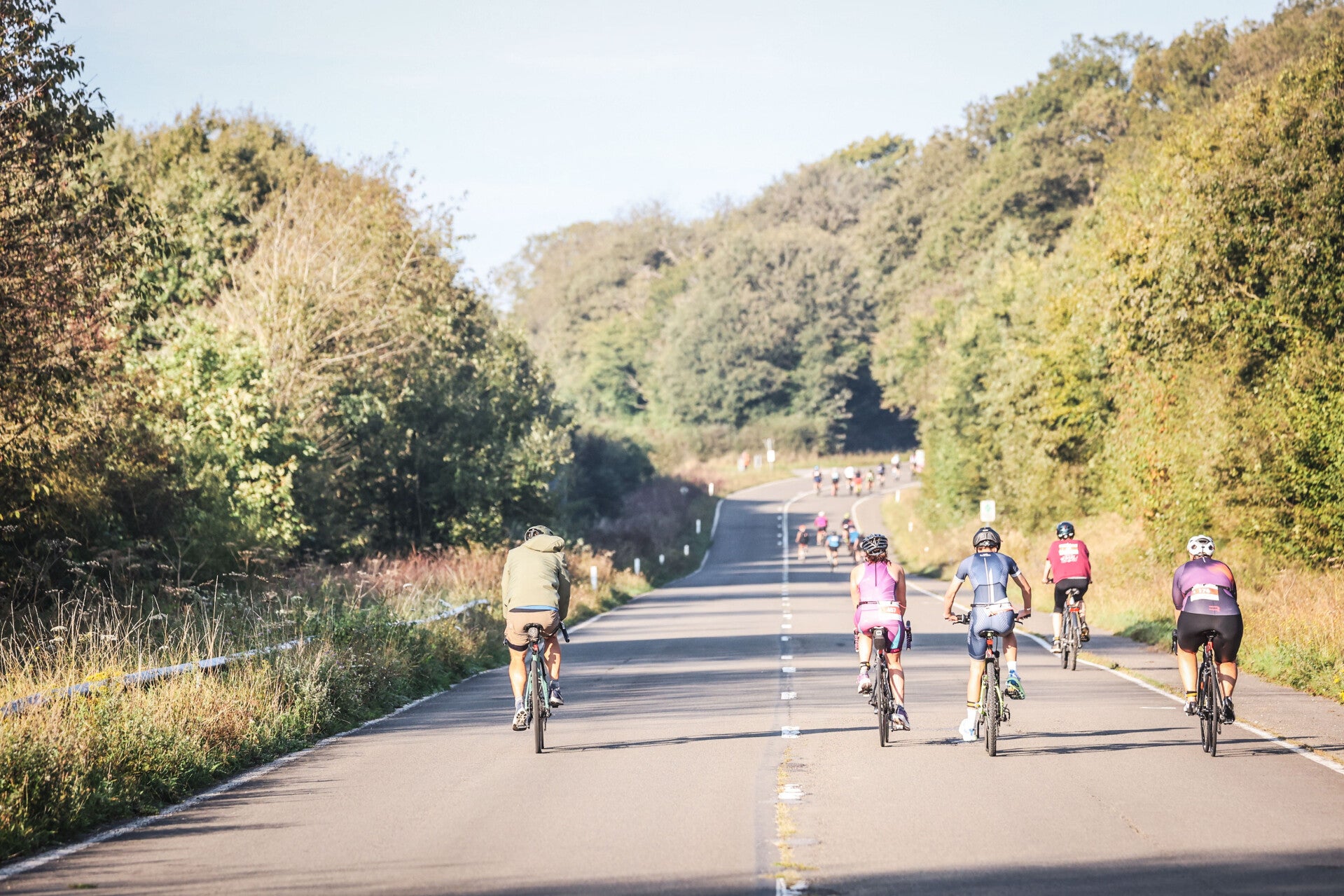 Des cyclismes en coaching sur les routes du Lac de l'Eau d'Heure, à Profondeville, près de Charleroi