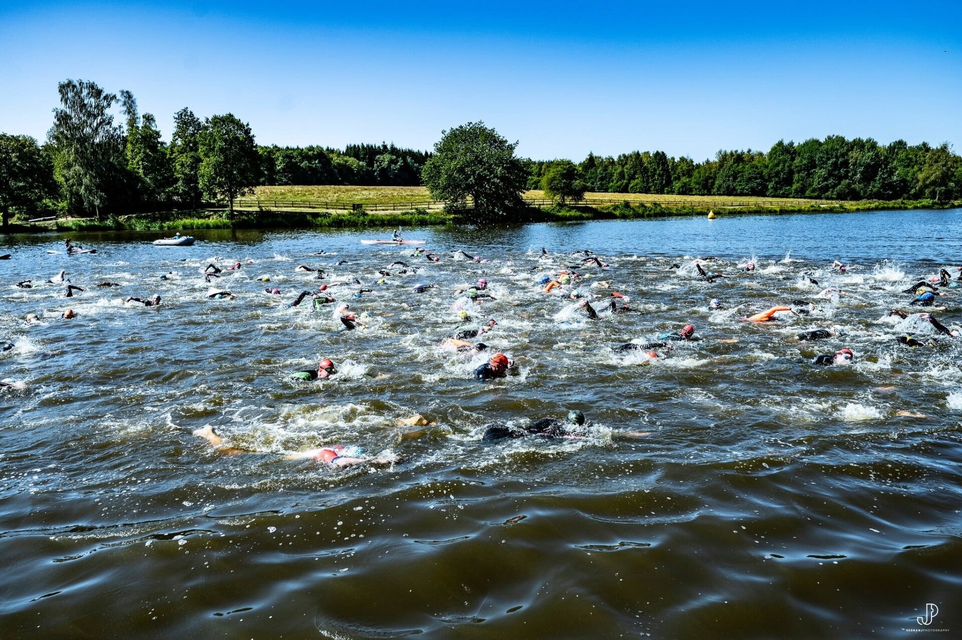 Athlètes lors de la natation du triathlon Half Distance du Moulin de Boiron en Belgique