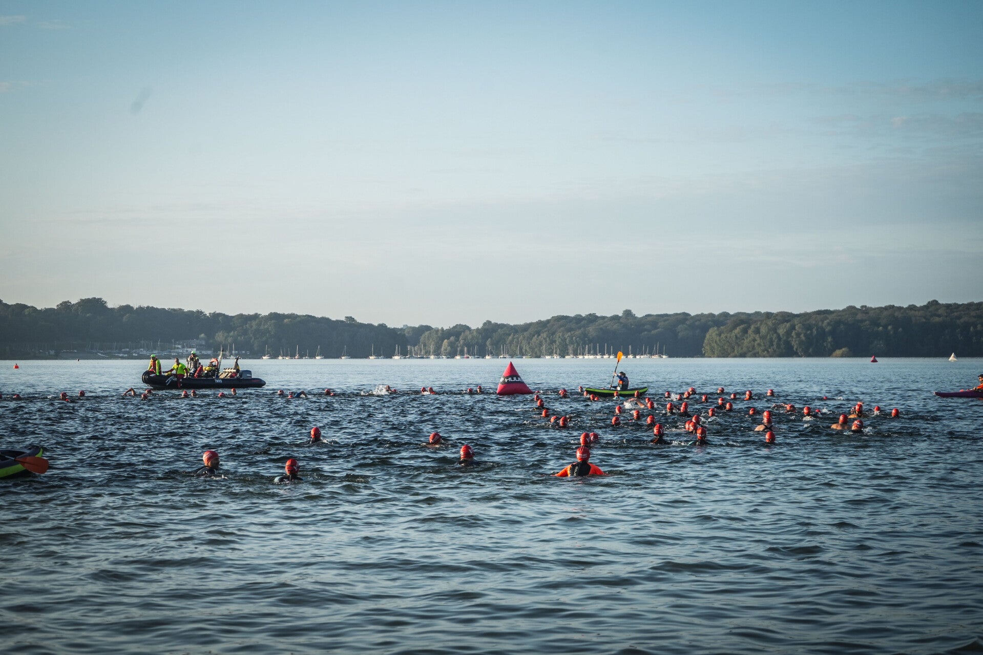 Nageurs débutants en coaching natation lors du triathlon Openlakes