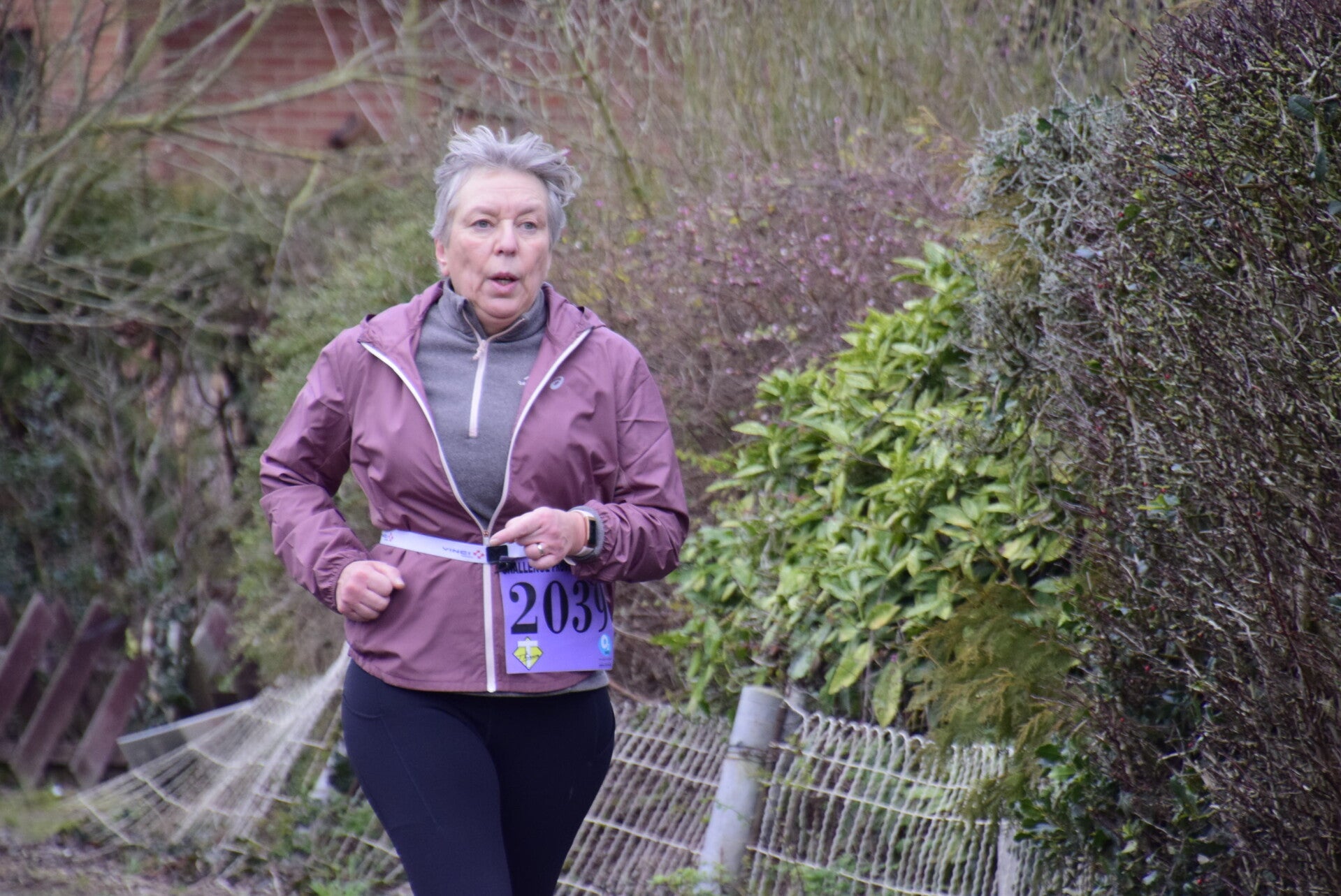 Une femme âgée coachée en course à pied