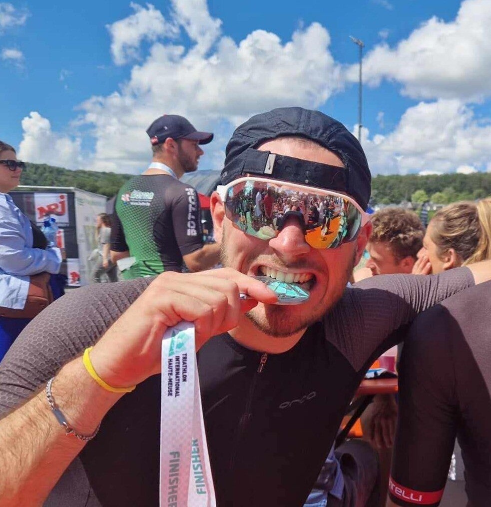 Athlète en coachin ayant réussi son triathlon à Seneffe