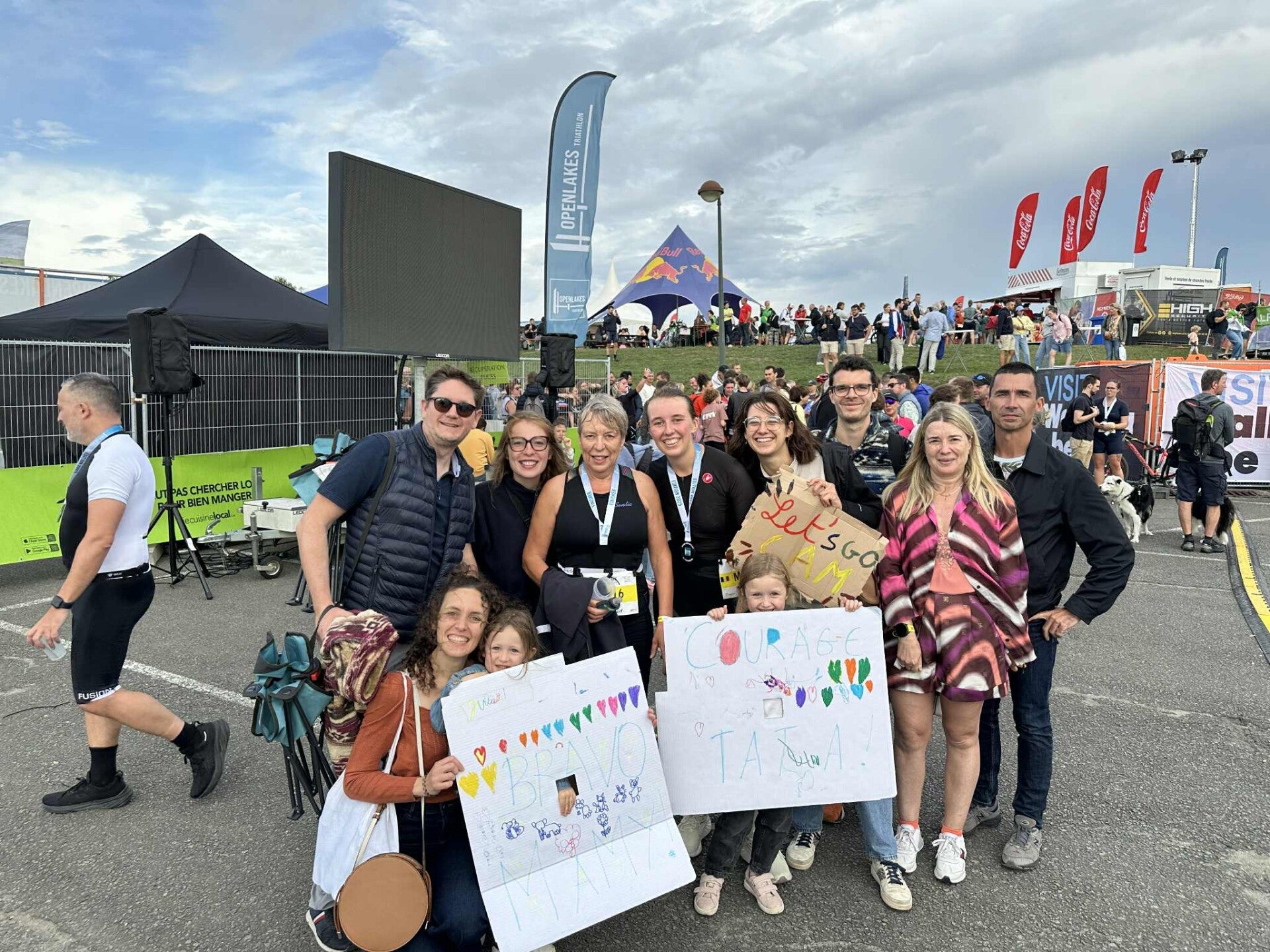 Famille venue encourager deux triathlètes débutantes en coaching