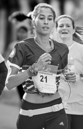 Athlète courant un marathon accompagnée d'un coach pour sa préparation