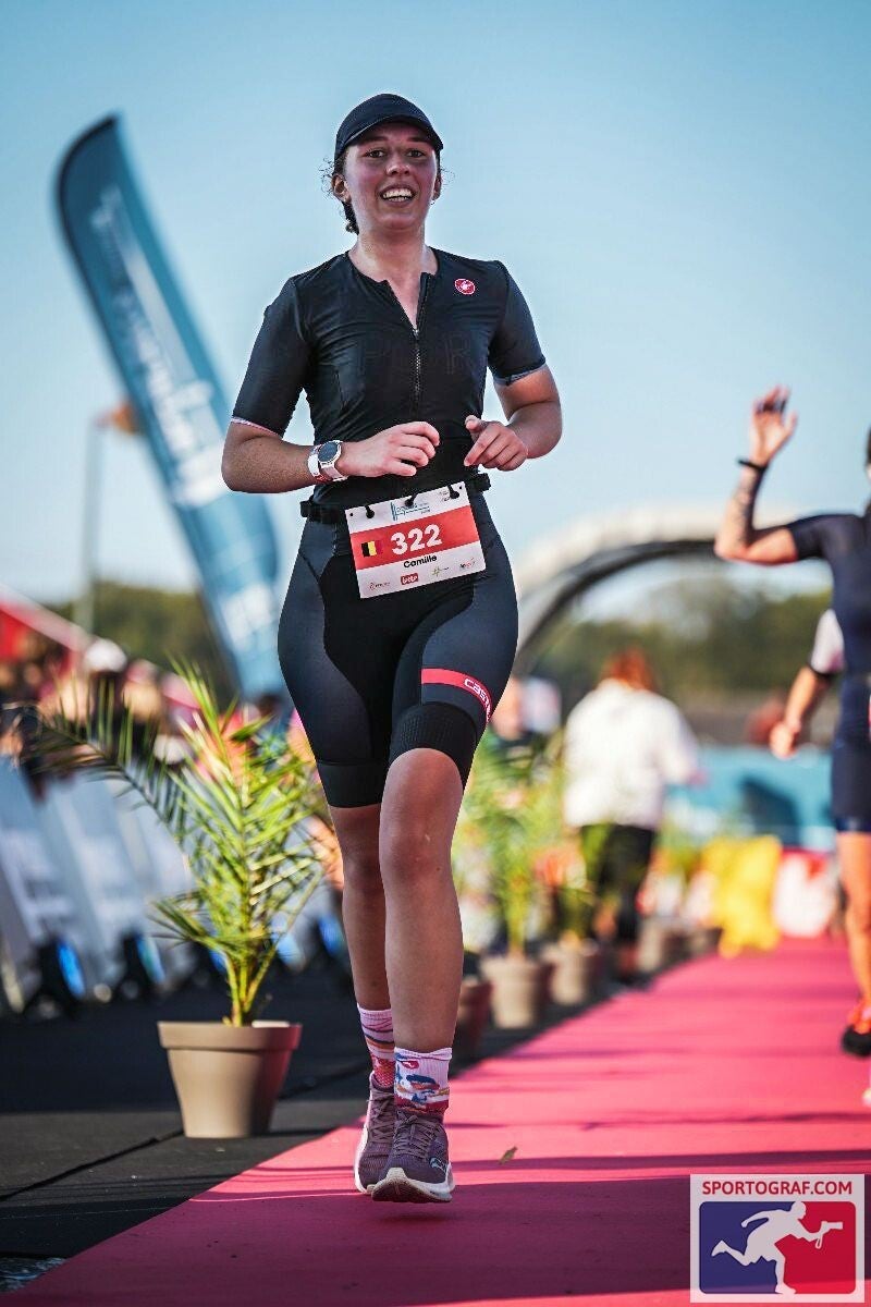 Triathlète débutante en coaching réalisant son premier triathlon au xs d'Openlakes