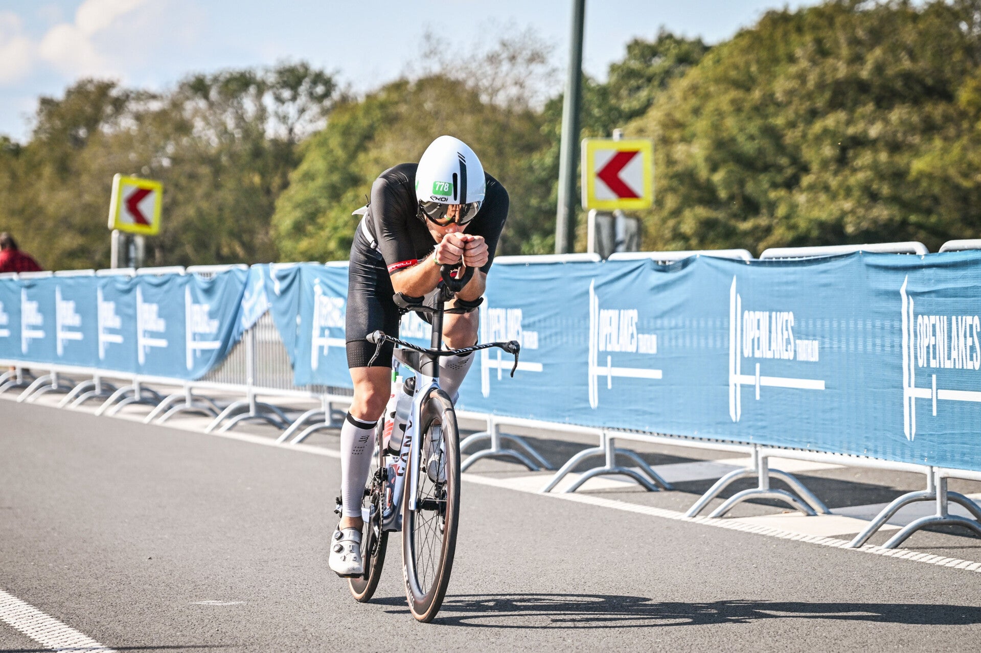 Triathlète en coaching à vélo