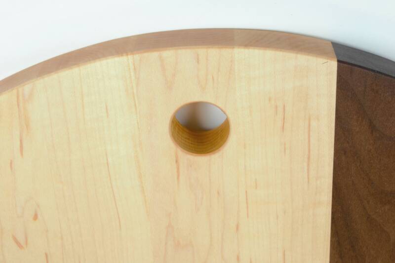 Snijplanken van hout;  esdoornhout met een notenhouten accent.. Verschillende uitvoeringen en maatwerk mogelijk..