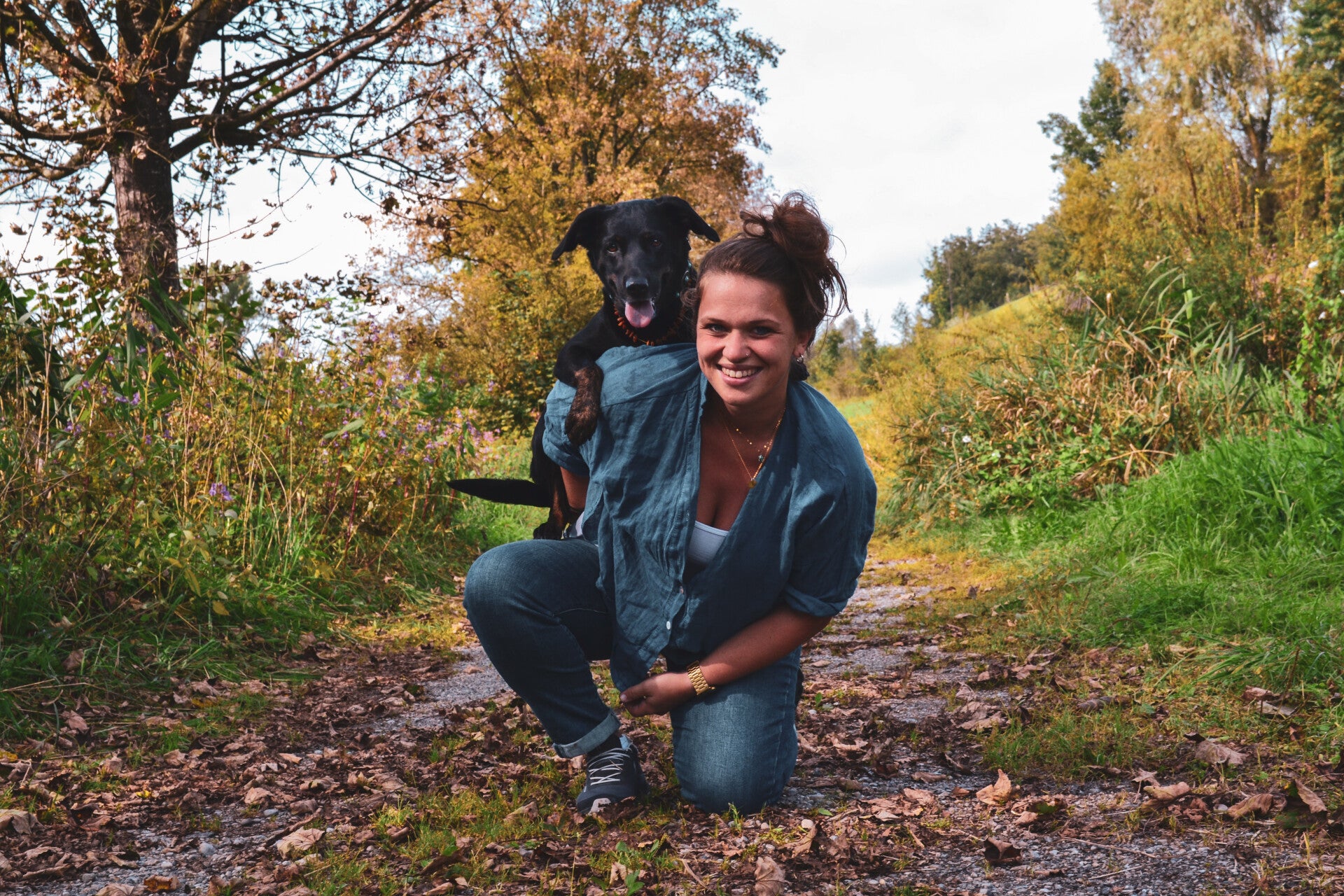 Hunde mit Maulkorb im Einzeltraining bei Hundetrainerin Louisa in der Hundeschule LuCanis München 
