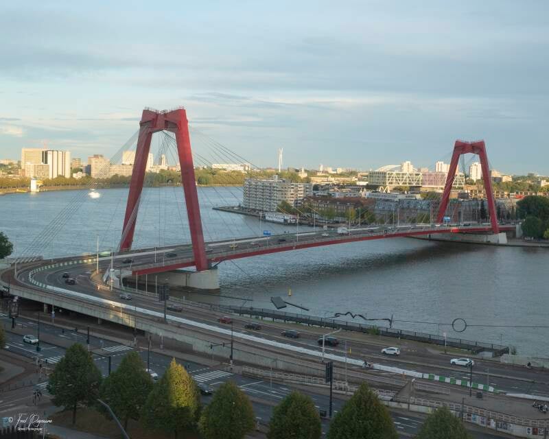 Willemsbrug in de schemering