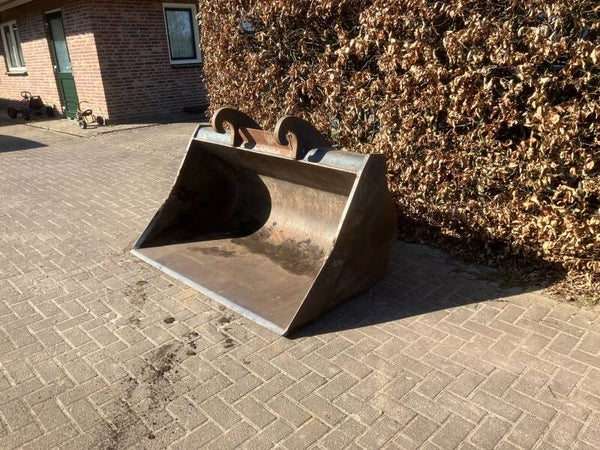 Mooie slotenbak  cw3 aansluiting  900liter inhoud  1.60m breed