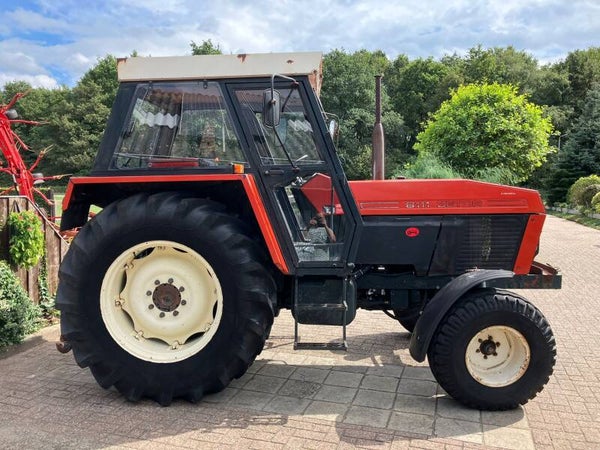 Nette Zetor 8111 bouwjaar 1989 draaiuren 2600  met Hi Lo  met boven en onder trekhaak  loopt en rijdt en schakelt goed  boekje er bij