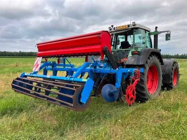 Nette Farmet G300N cultivator  werkbreedte 3m  met Fiona zaaimachine  met kooirol