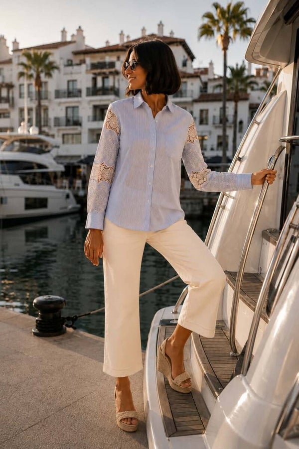 Blouse lichtblauw met broderie