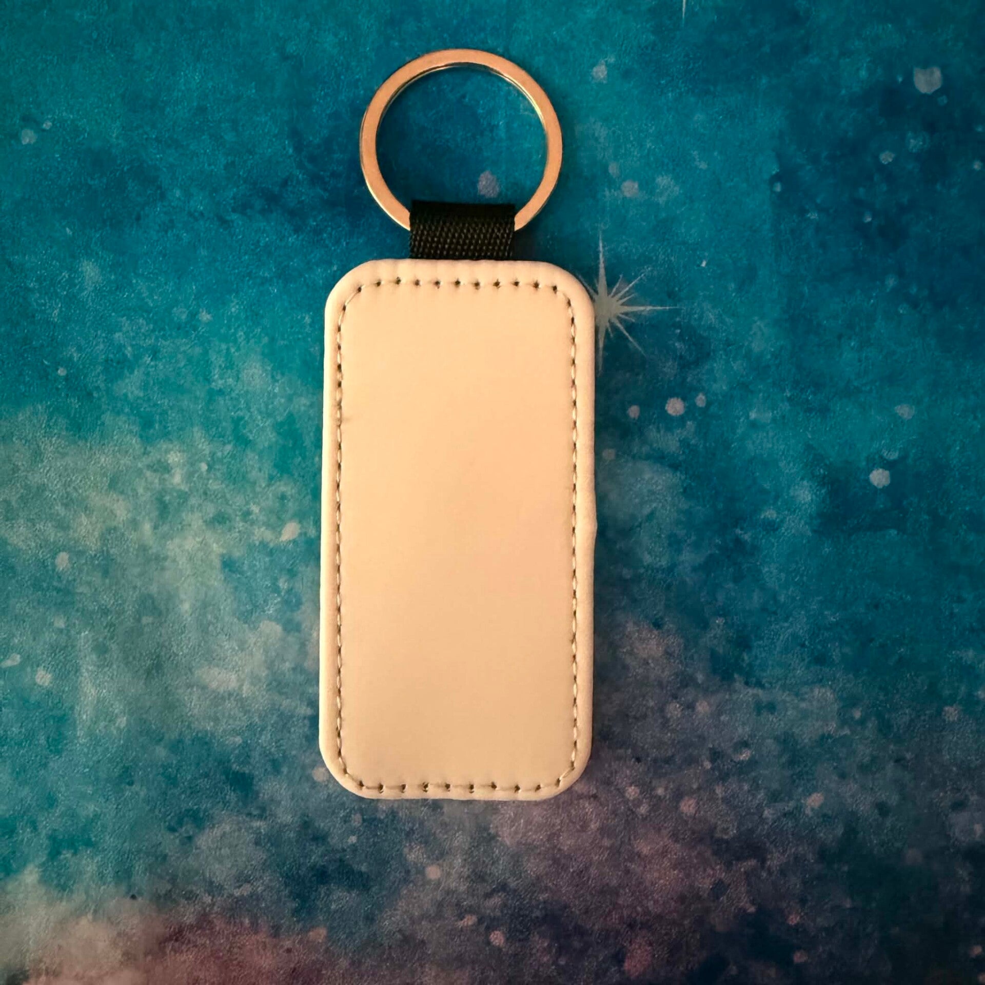 Sleutelhanger met zwarte achterkant .