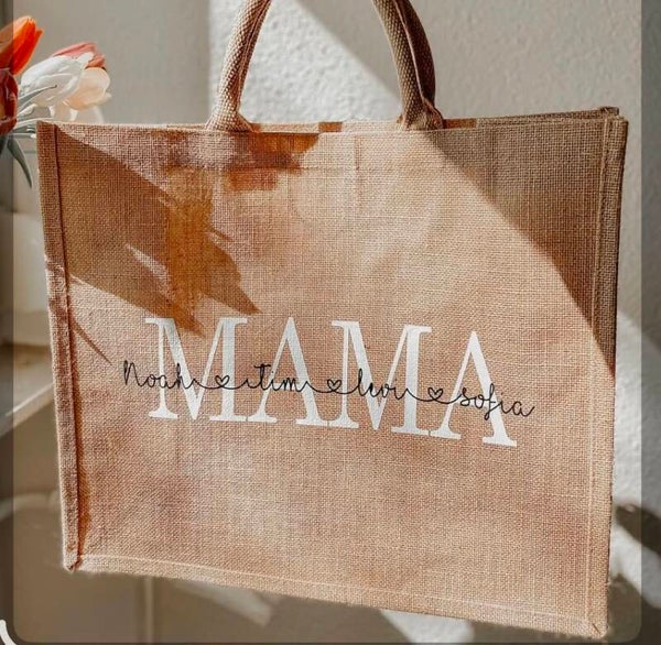 Shopper met mama en kindjes namen op .