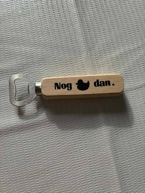 Houten opener met tekst.