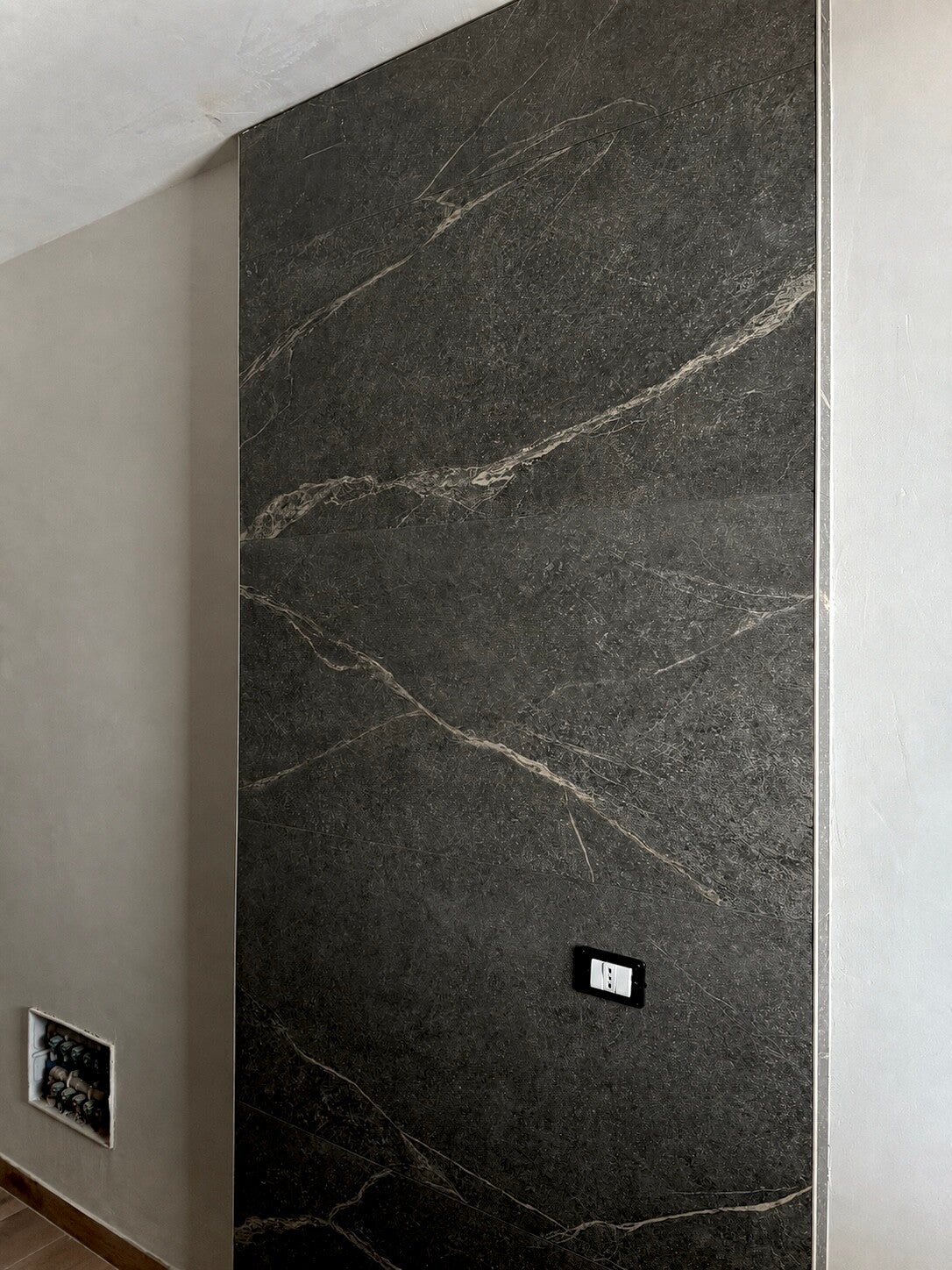 Rivestimenti, mattonelle, gres, parquet, mosaici, pietra rossa, per esterno e interno.