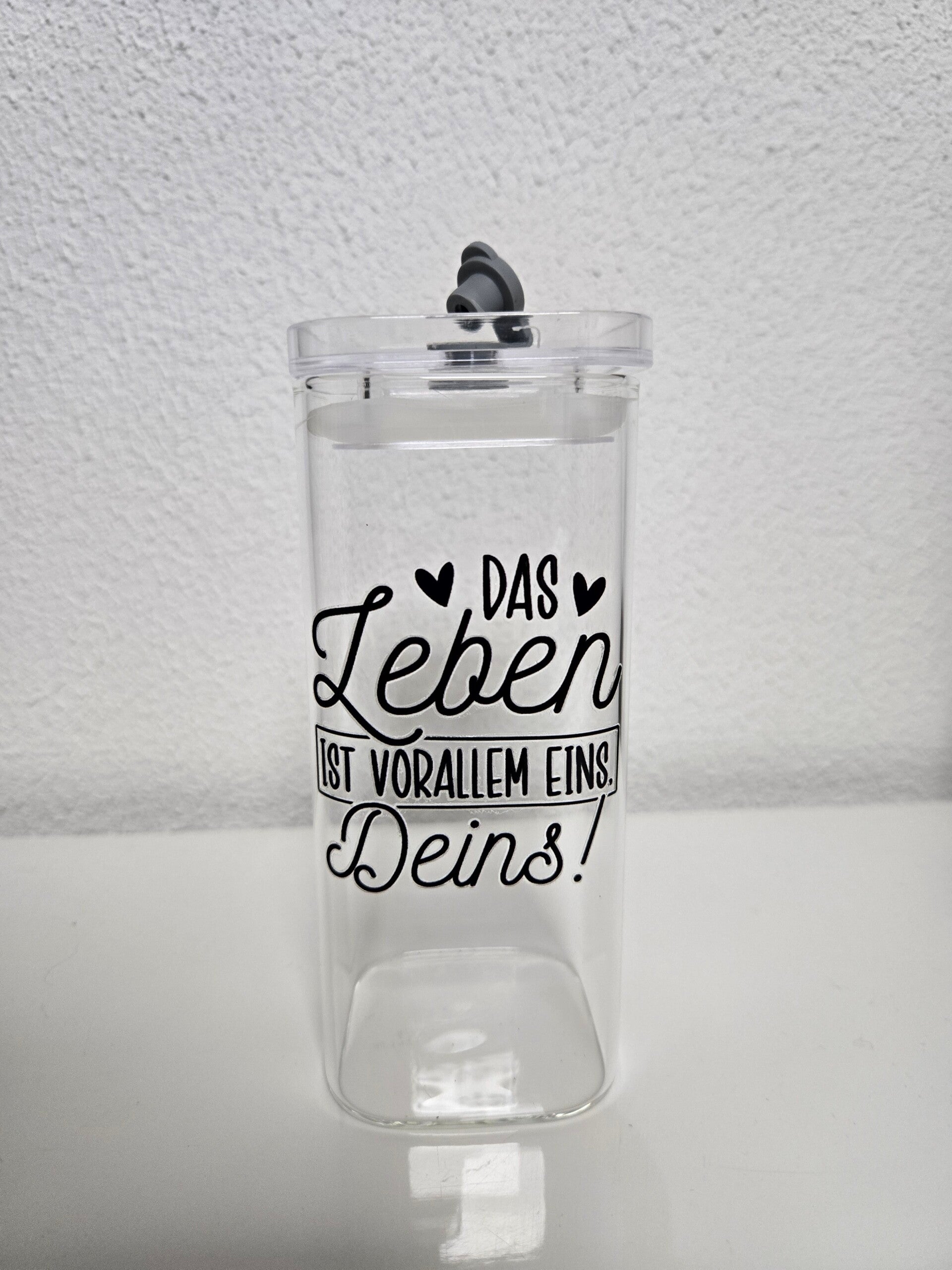 Glasbecher mit Strohhalm eckig