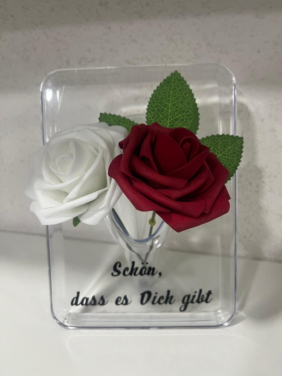 Ständervase mit Rosen beplottert
