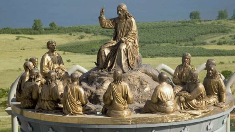 Scultura che raffigura Gesù a Tabgha mentre insegna alla folla