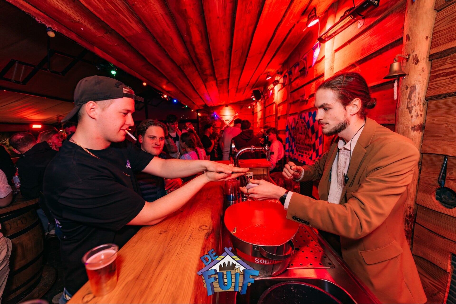 Hylke Bouwmeester goochelt van dichtbij voor gasten aan de bar
