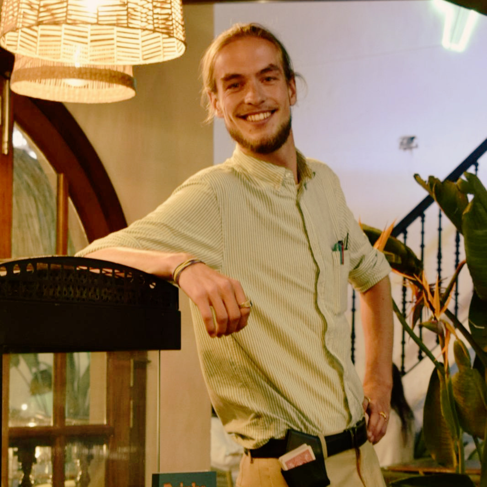 Portret van tafelgoochelaar Hylke Bouwmeester