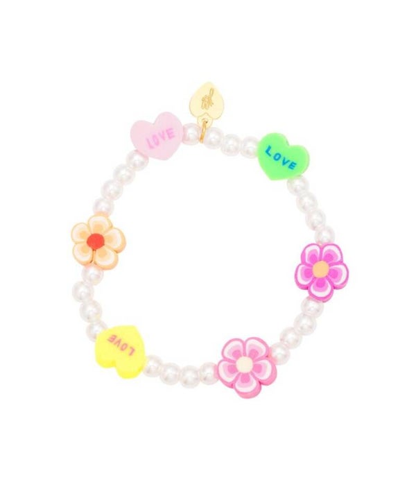 Parelarmbandje met bloemetjes en hartjes