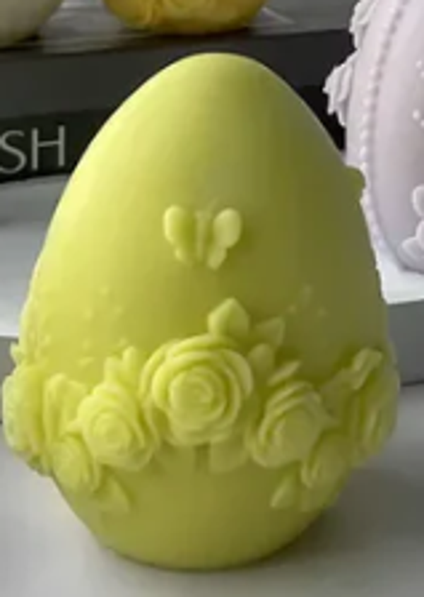 Paasei met bloemetjes en vlinder