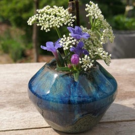 Kusamono potje met bloemen.