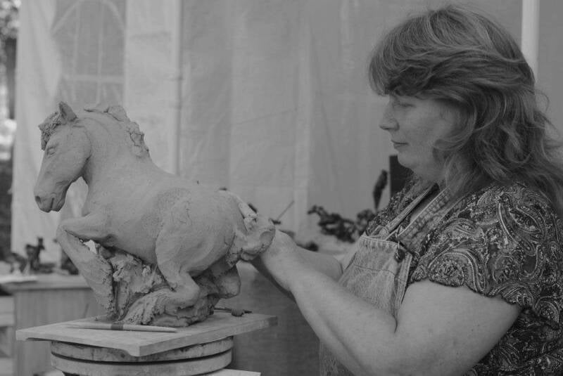 Yoke Vliegen met paard in kleiatelier "t'kleipotsje".
