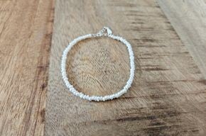 Armband Weiss kleine weisse rundliche Perlen