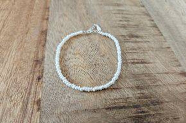 Armband Weiss kleine weisse rundliche Perlen