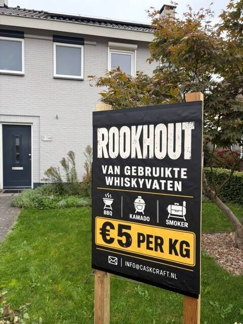 Advertentiebord in voortuin