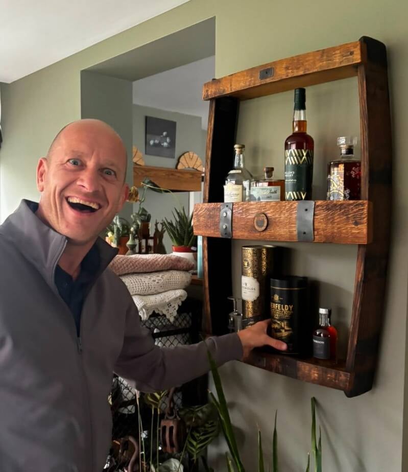 klant Ruud met whisky kast