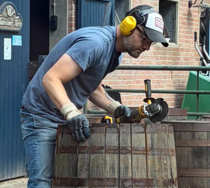 Uit elkaar halen van een bourbon barrel