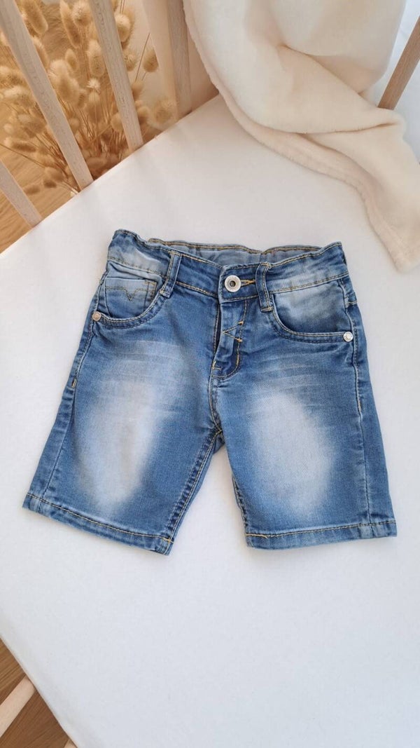 Kurze Jeanshosen