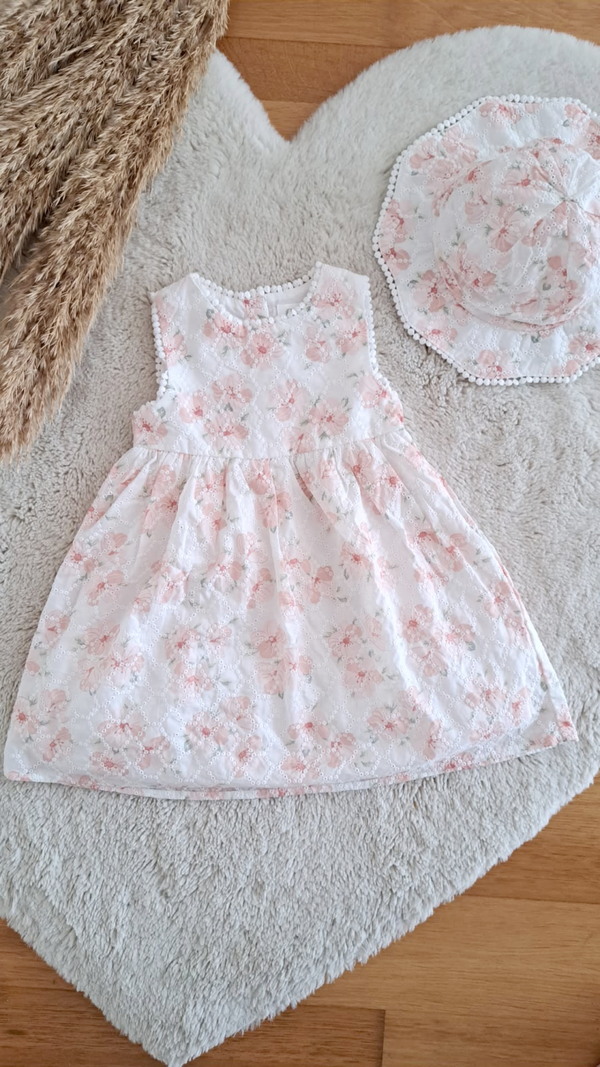 Kleid mit Hut