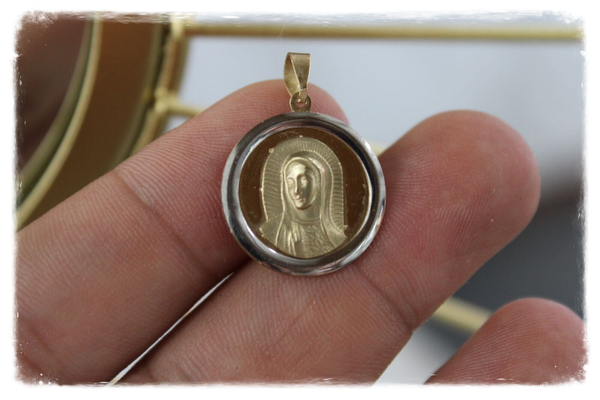 DIJE VIRGEN CON ARO BLANCO