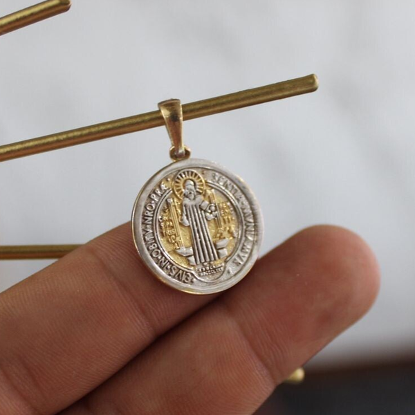 DIJE SAN BENITO ORO BLANCO Y DORADO